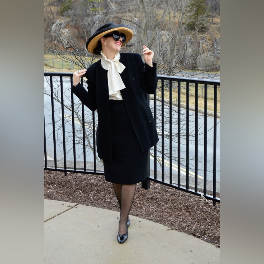 SOLD! Vintage Chanel 1996 spring black jacket & skirt suit size 46